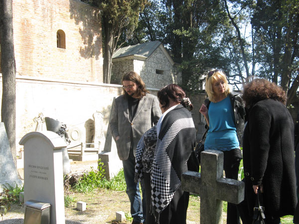 участники и руководители Школы Букеровских лауреатов в Венеции на могиле Иосифа Бродского
