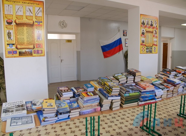 Луганский казачий кадетский корпус получил более тысячи книг от писателей России и ЛНР