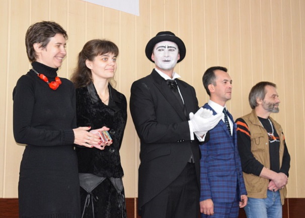 Писатели ЛНР поддержали фронтовой Кировск литературно-музыкальным концертом